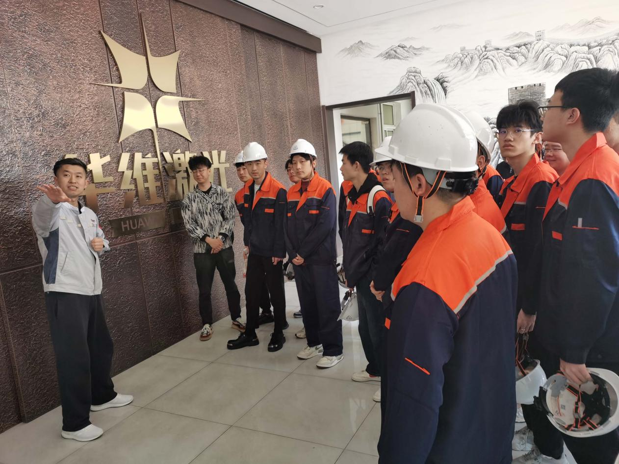 Učitelé a studenti ze Shenyang University of Technology navštívili Huawei Laser Equipment Manufacturing Co., Ltd.