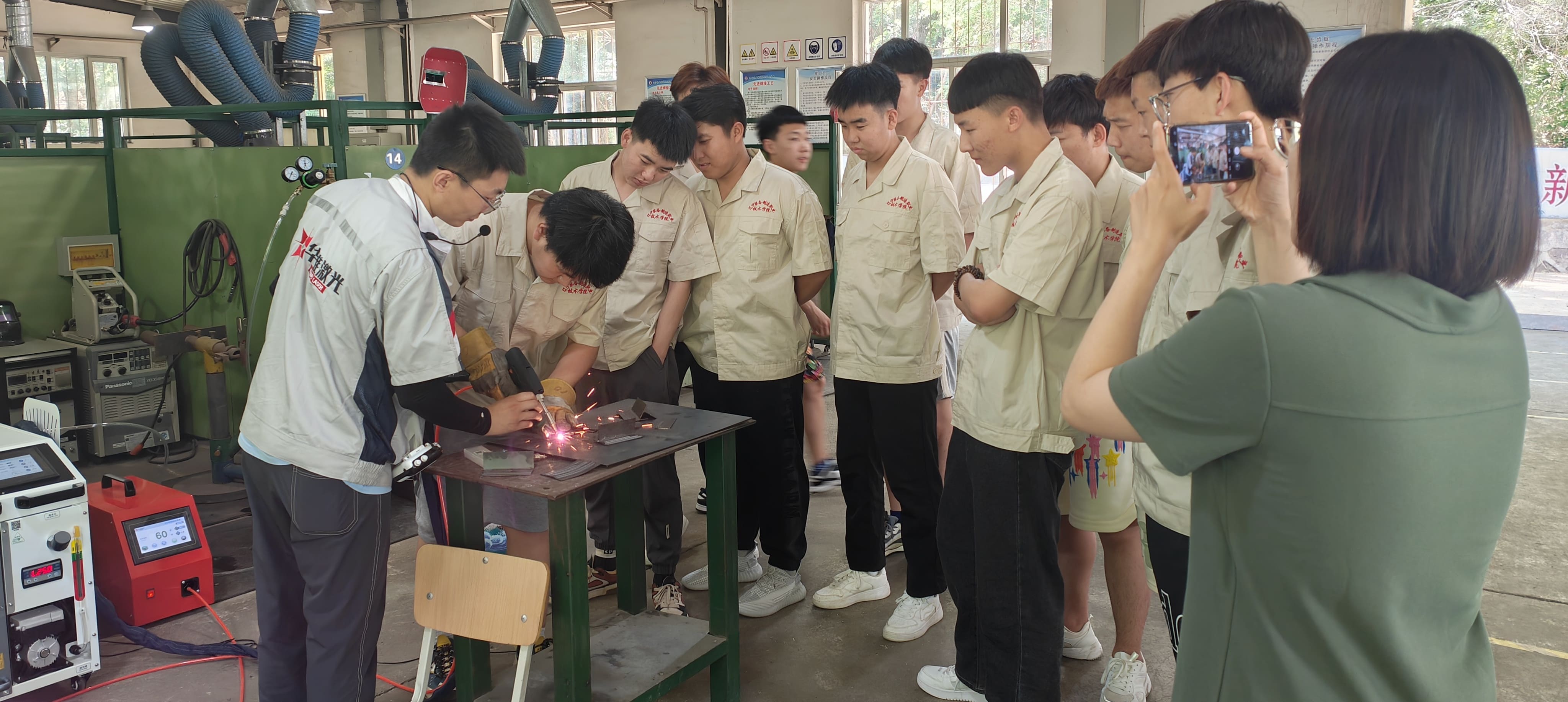 Kapesní svářeč HUAWEI Laser Zvyšuje trénink dovedností na Liaoning Tech College