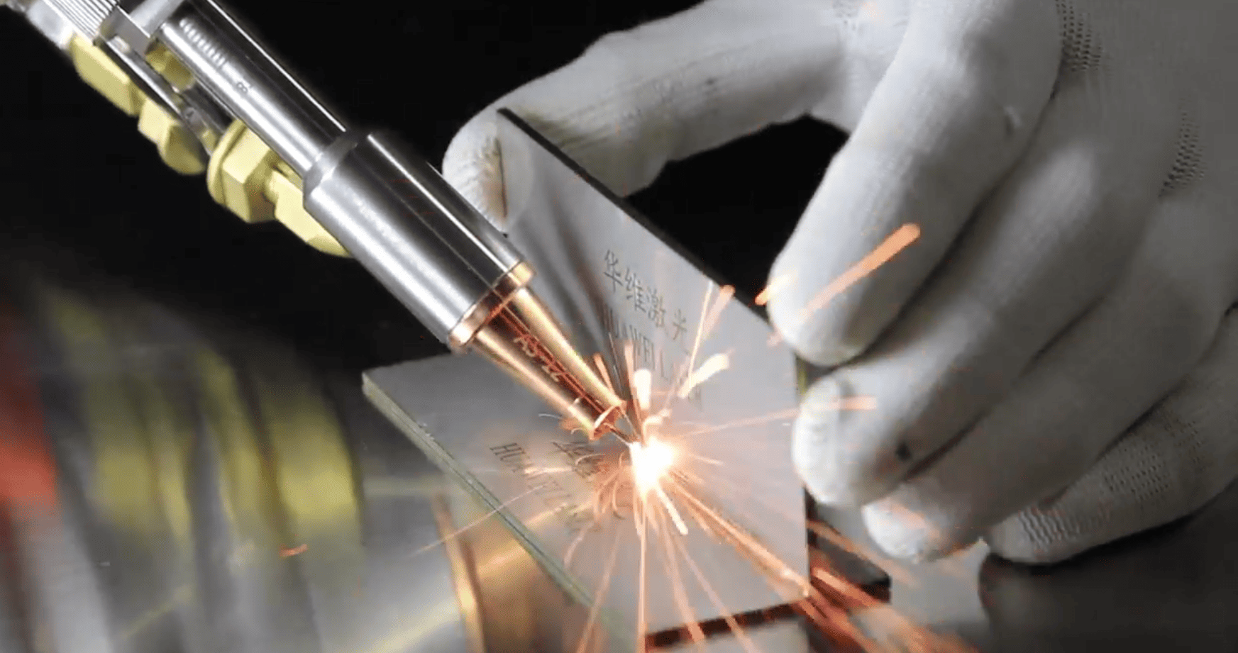 Jaký je účinek kapesního laserového svařovacího stroje 4 v 1 při čištění svařovacích švů?