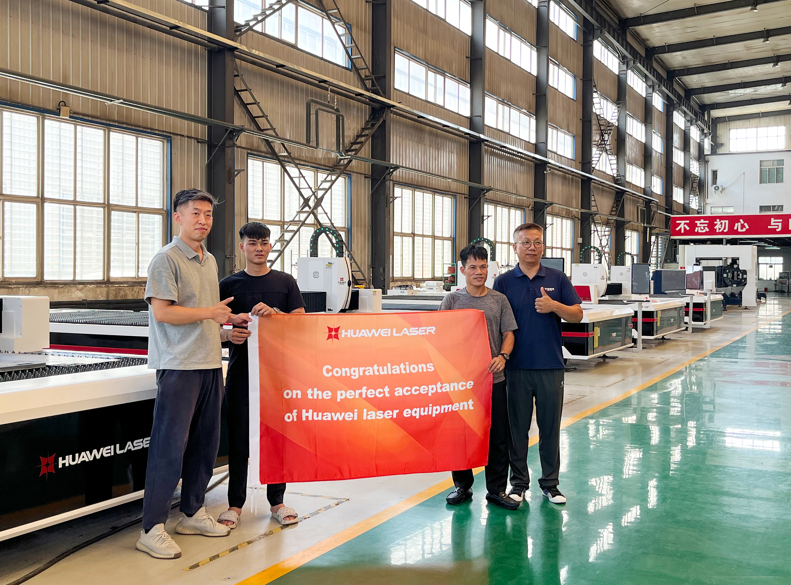 Úspěšné doručení 6000 W 6020 Laser Cutter do Vietnamu
